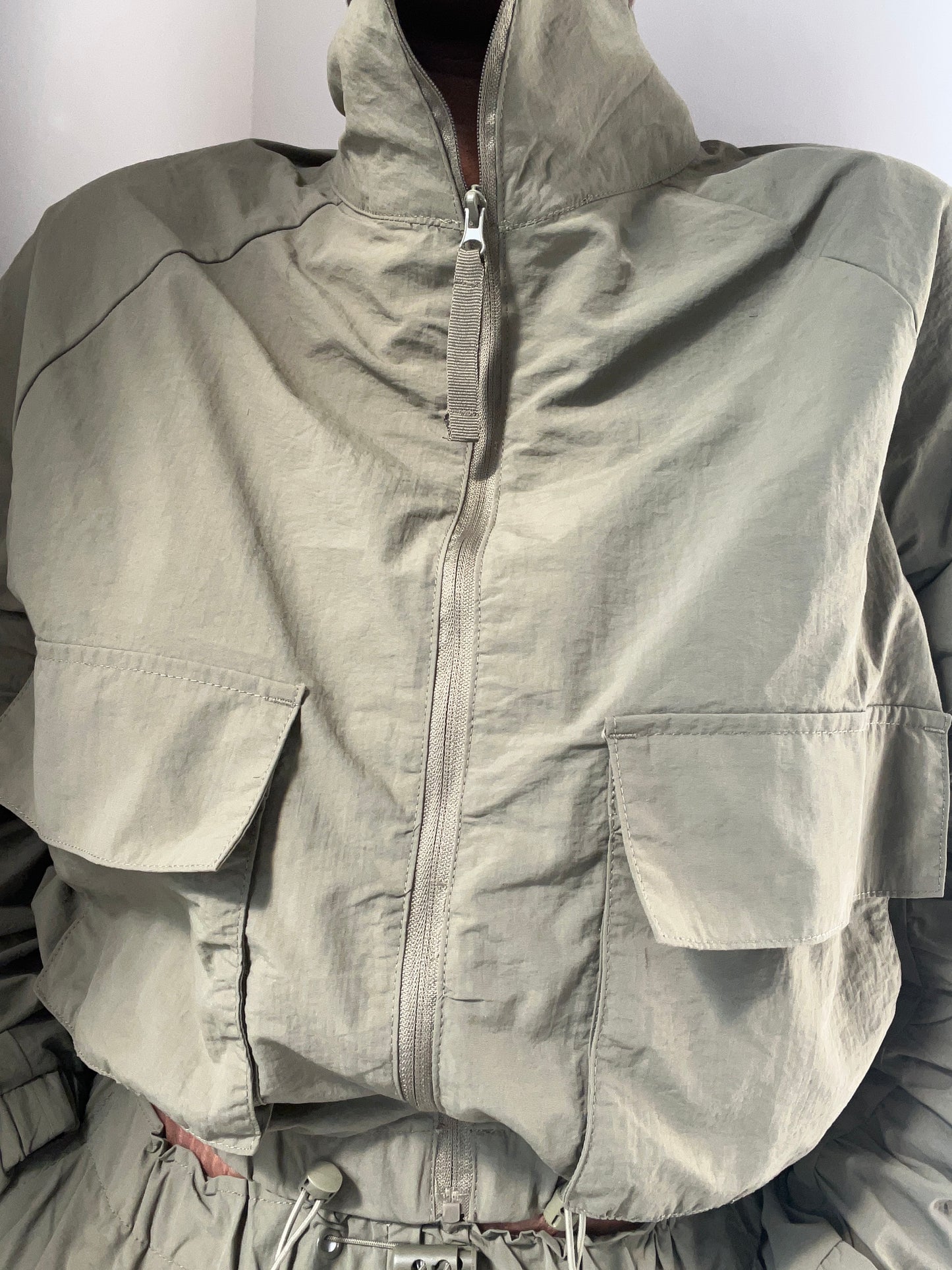 MID-LENGTH CARGO JACKET - OLIVE